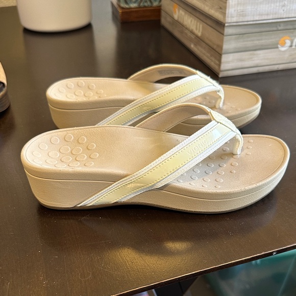 Vionic High Tide Sandals in Beige Women's US Size 7 - Picture 5 of 9